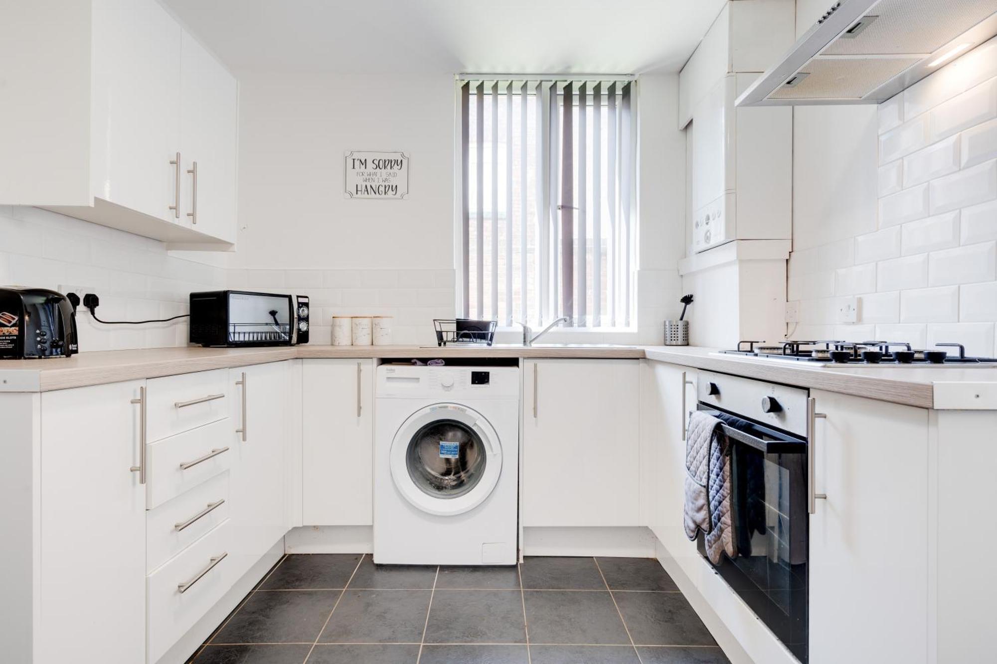 Huge 4 Bedroom Ensuite-liverpool-parking Liverpool