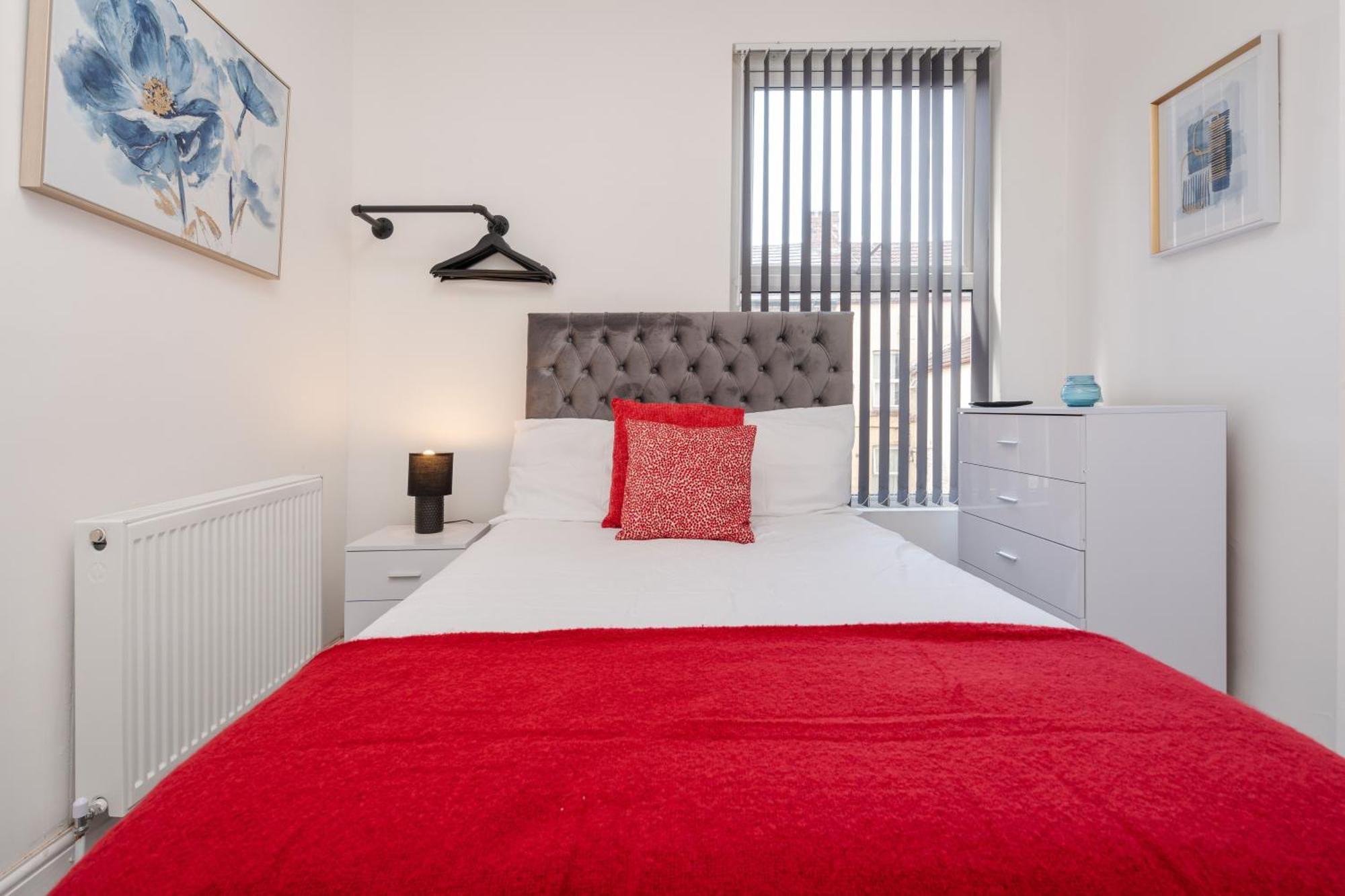 Huge 4 Bedroom Ensuite-liverpool-parking * Liverpool