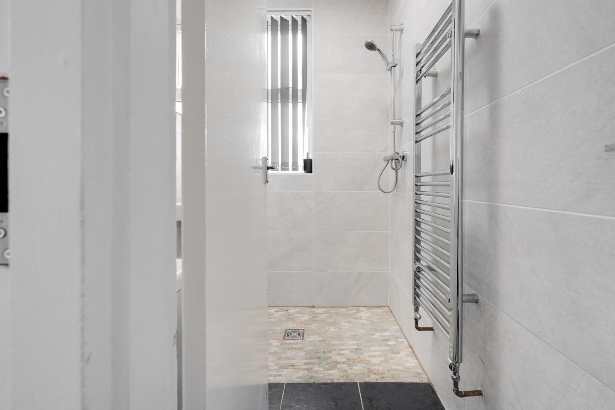 Huge 4 Bedroom Ensuite-liverpool-parking Apartment *