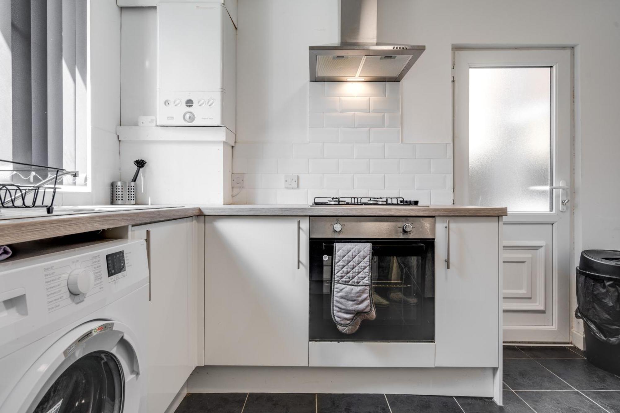 Huge 4 Bedroom Ensuite-liverpool-parking Apartment
