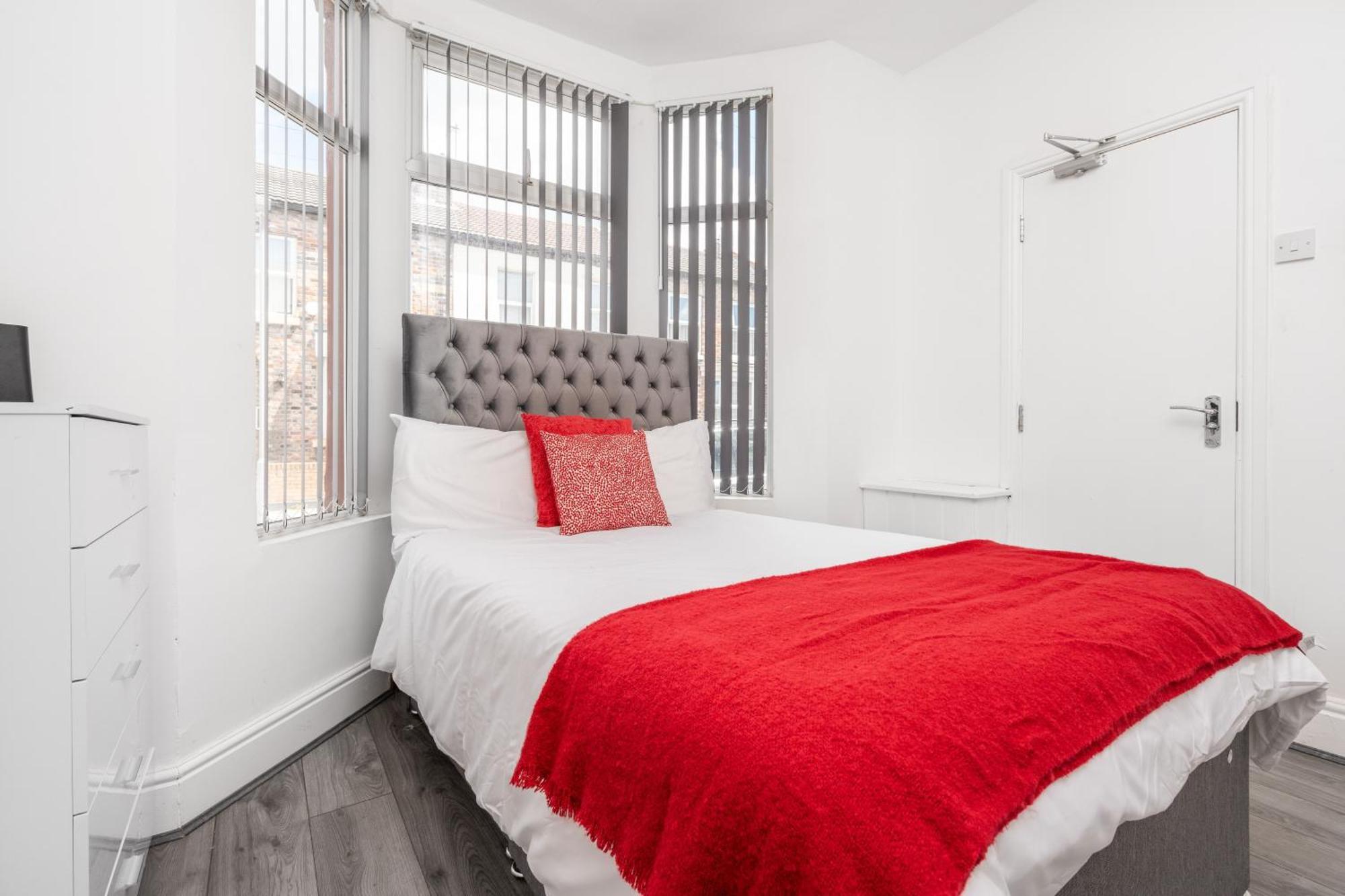 Apartment Huge 4 Bedroom Ensuite-liverpool-parking *