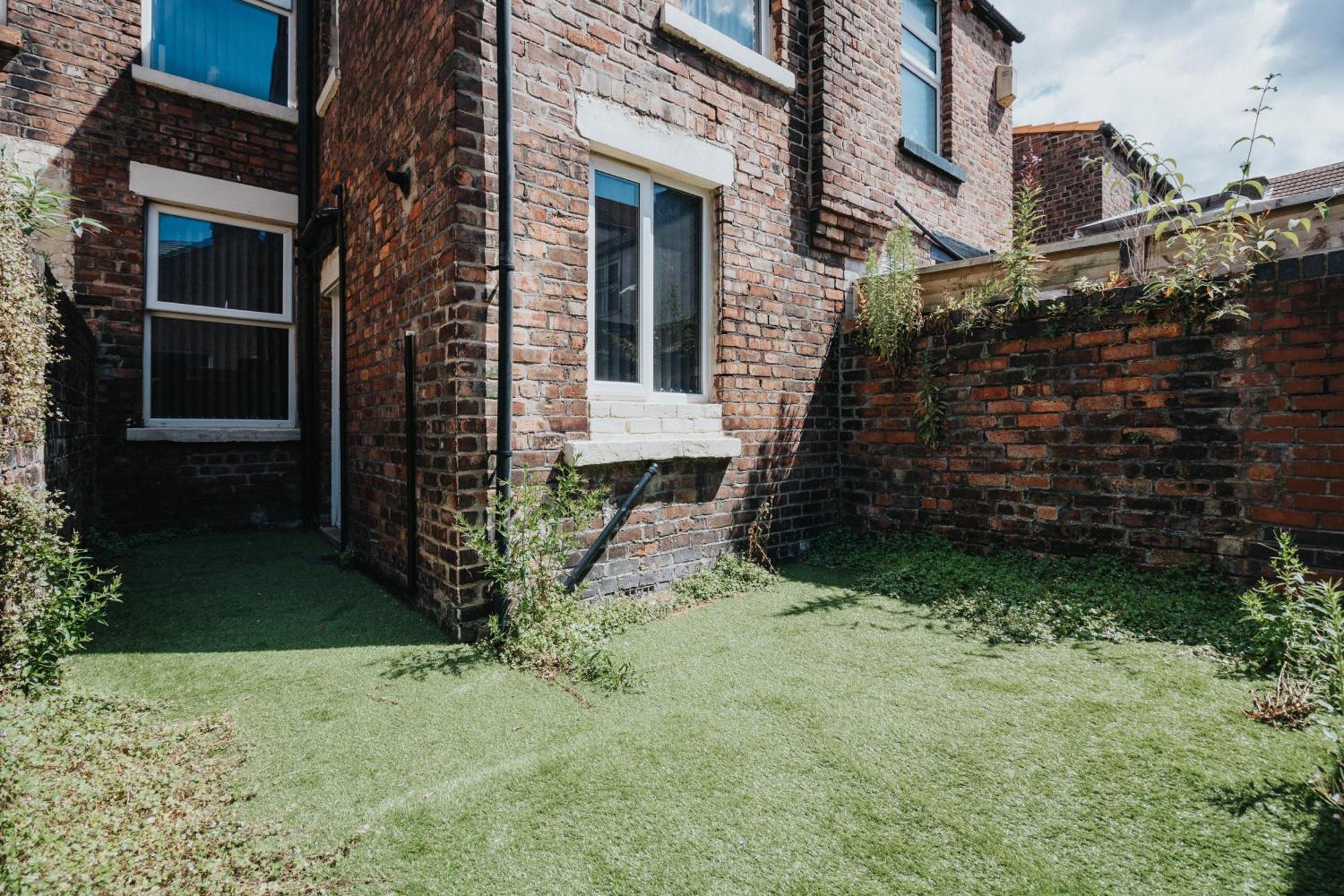 Huge 4 Bedroom Ensuite-liverpool-parking * Liverpool